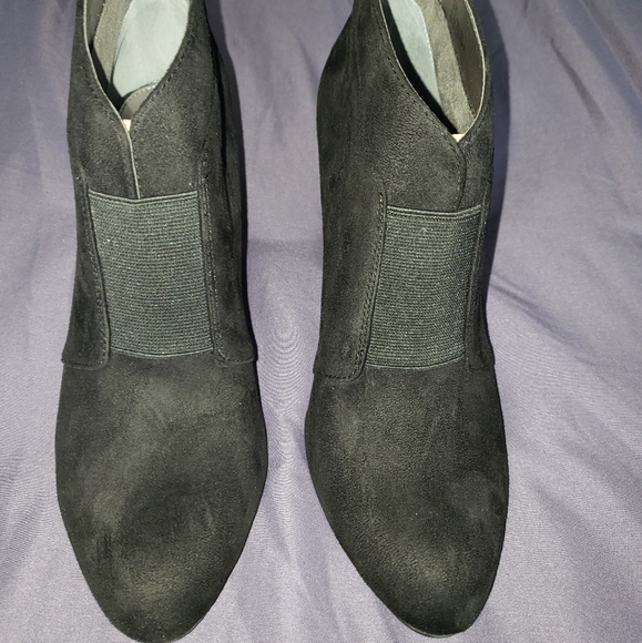 Adrienne Vittadini 'Trippin' Ankle Booties - Picture 2 of 8